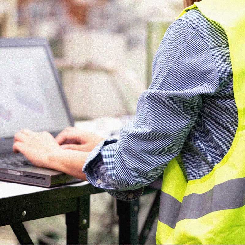 在仓库的笔记本电脑上打字的人